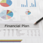 Gráficas, tablas y una brújula sobre un documento titulado "Financial Plan", representando herramientas clave para la Planificación Financiera efectiva.