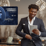 Hombre sonriente con una tarjeta American Express Blue Cash Preferred en primer plano, usando una tablet en un entorno moderno. Imagen relacionada con tarjetas de crédito American Express.
