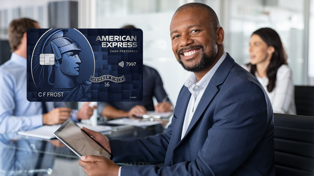 Hombre sonriente con una tarjeta American Express Blue Cash Preferred, usando una tablet mientras está en una reunión de negocios. Imagen relacionada con tarjetas de crédito American Express.