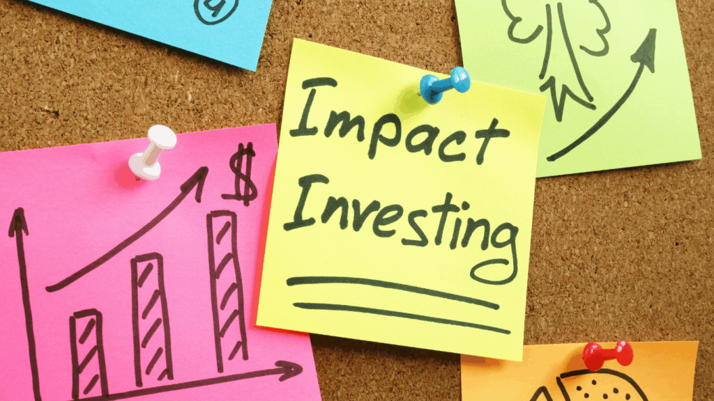 Notas adhesivas de colores en un tablero de corcho con el texto "Impact Investing", gráficos y flechas de crecimiento, ilustrando la planificación estratégica de la inversión de impacto.
